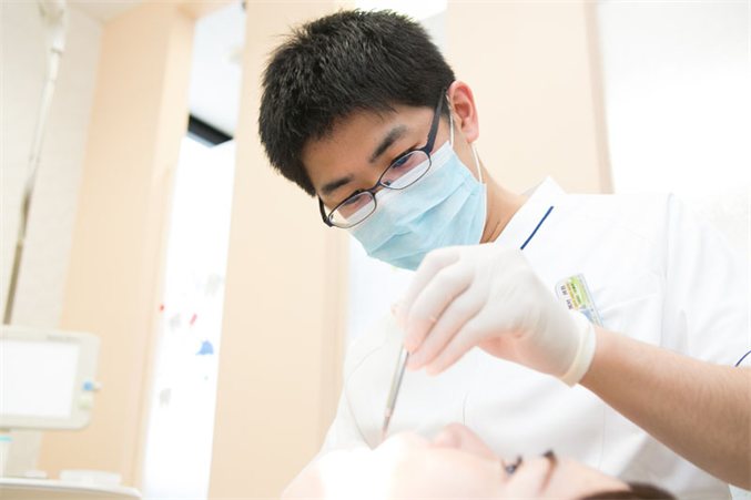 患者さんを診療する歯科医師